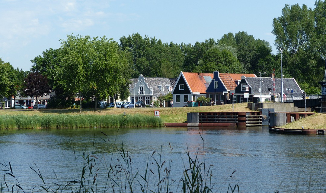 Buiksloot houses across the water