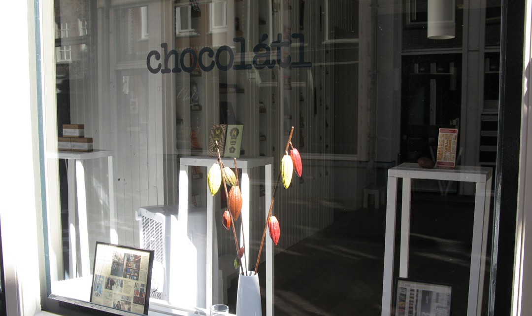 Shop window with logo of Chocolátl