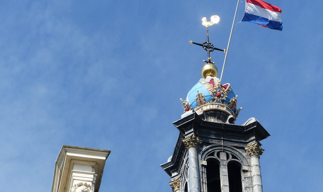 The blue Emperor's crown of the Western Tower with the Dutch flag out