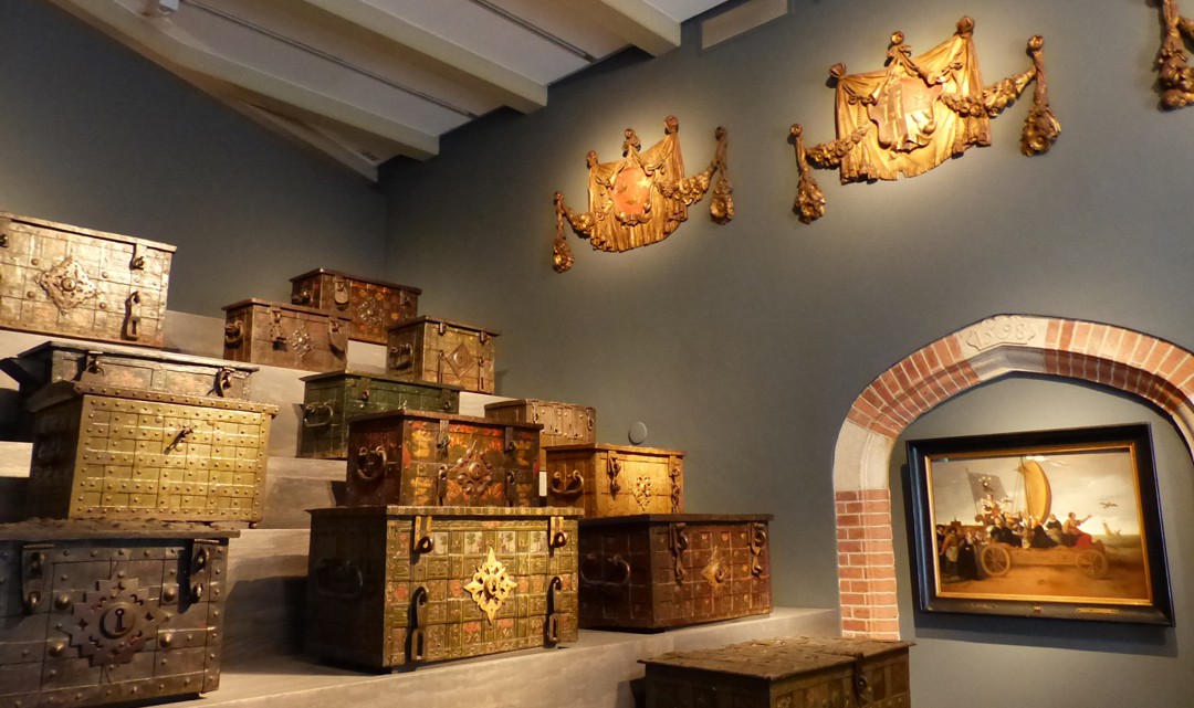 A wide variety of VOC treasure chests on display