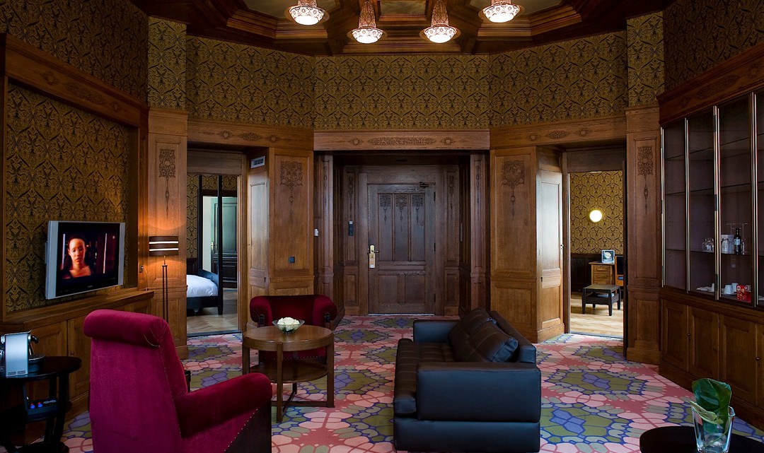 A round, Art Deco living room