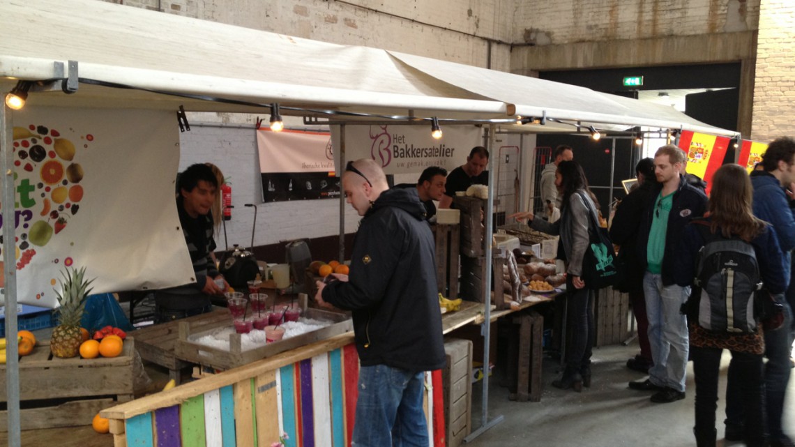 A juice market stall next to the food stall of the Bakkersatelier selling bread