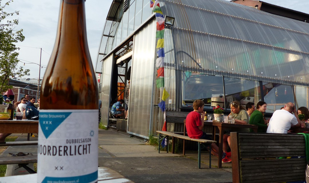 Noorderlicht beer bottle and the building in the background