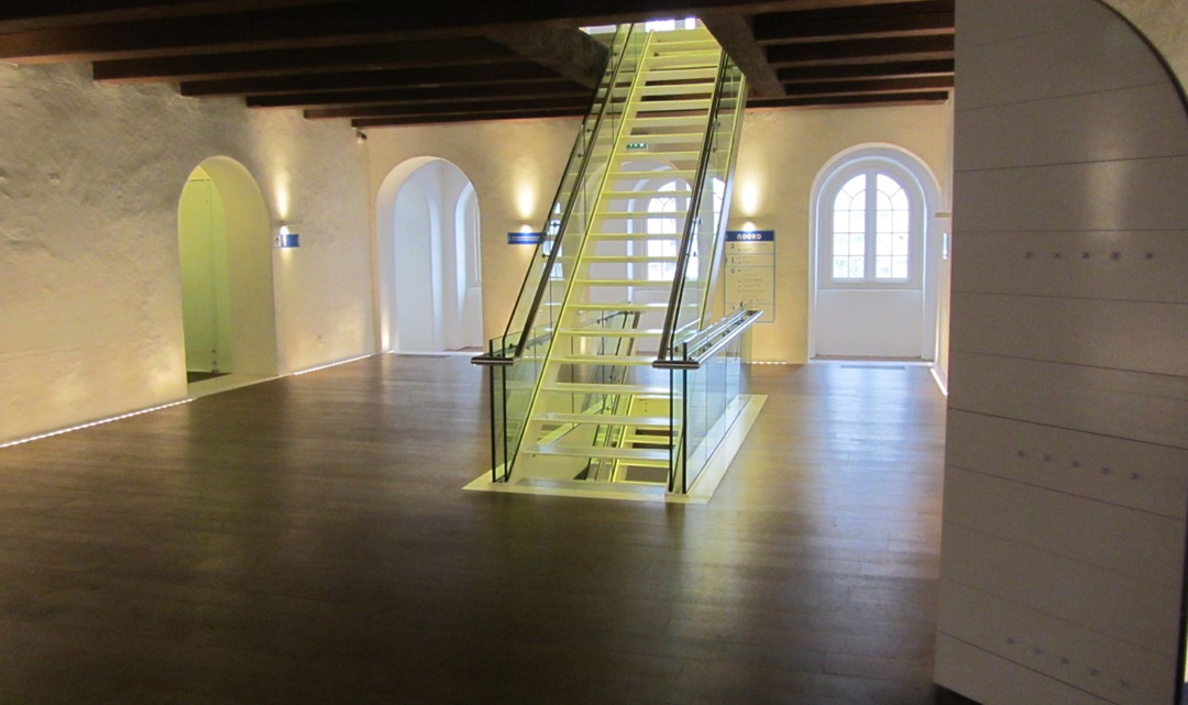 A clean cut stair in a spacious stair case/hall