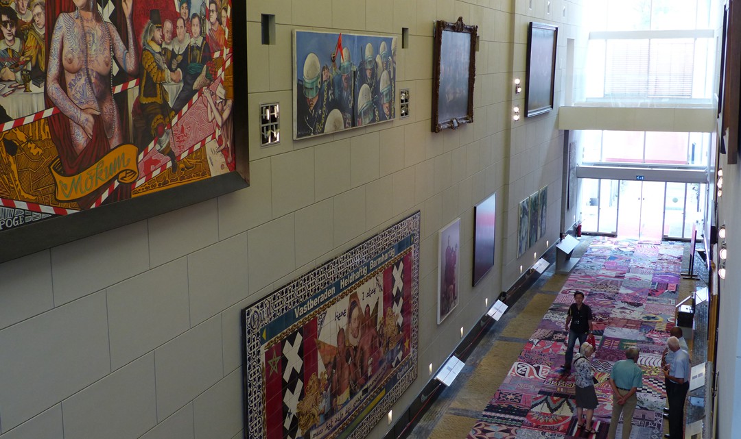 The hallway where the City Guard's gallery is located, as seen from above. On the walls various paintings and carpets